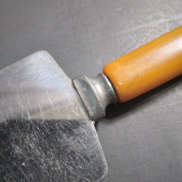 Vintage MCM Golden Yellow Butterscotch Bakelite? Handle Serrated Cake Knife - Picture 6 of 9